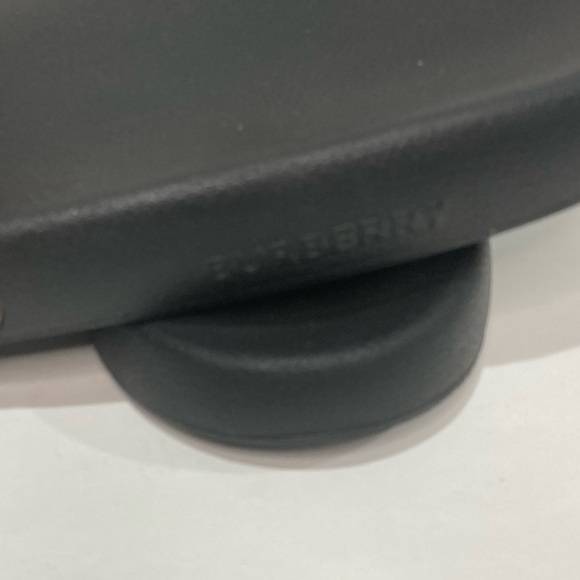 Authentic New in box mens Burberry plaid slides size 46. - Picture 6 of 7